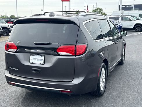 Used 2018 Chrysler Pacifica Touring-L Plus FWD image 3