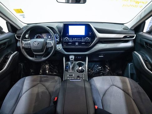 Used 2024 Toyota Highlander LE AWD/4WD image 14