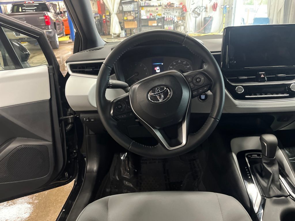 Used 2025 Toyota Corolla SE w/ Convenience Package FWD image 15