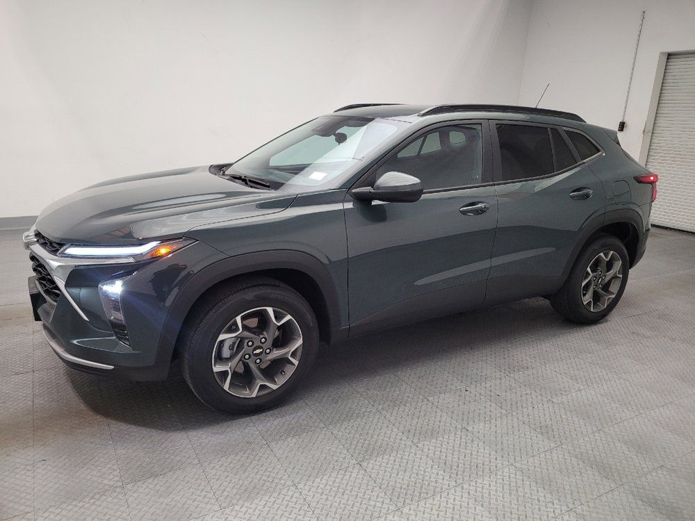 Used 2025 Chevrolet Trax LT w/ LT Convenience Package FWD image 2
