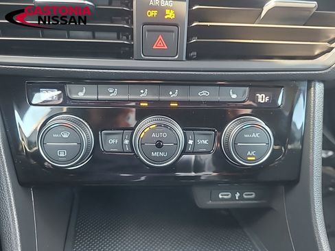 Used 2024 Volkswagen Jetta SE image 38