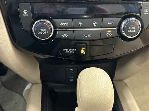 Used 2015 Nissan Rogue SV image 30