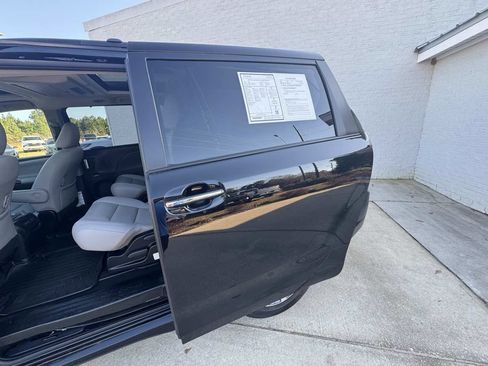 Used 2020 Toyota Sienna Limited Premium w/ Carpet Mat Package image 27