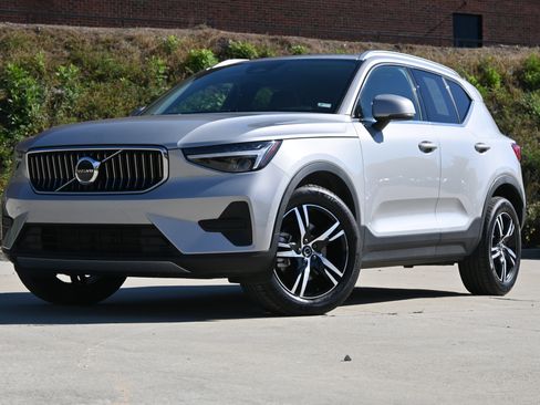 Used 2025 Volvo XC40 B5 Core image 4