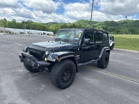 Used 2014 Jeep Wrangler Unlimited Sahara w/ Connectivity Group AWD/4WD image 4