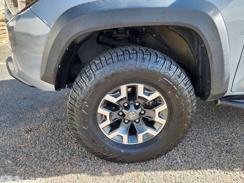 Used 2020 Toyota Tacoma TRD Off-Road w/ Technology Package image 18