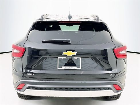 Used 2025 Chevrolet Trax LT w/ LT Convenience Package image 3