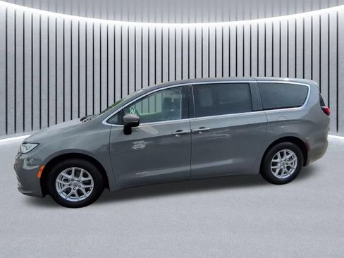 Used 2023 Chrysler Pacifica Touring-L FWD image 7