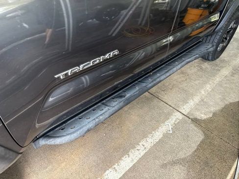 Used 2018 Toyota Tacoma TRD Off-Road AWD/4WD image 2