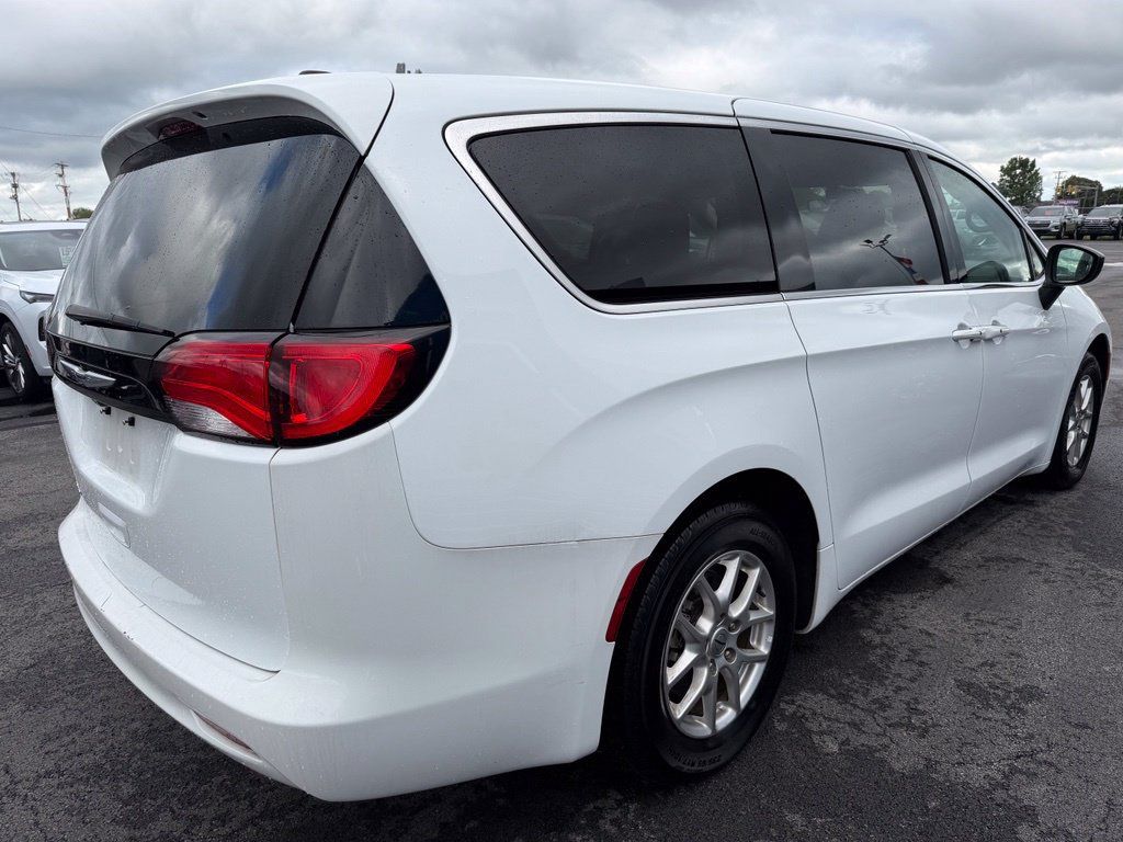 Used 2024 Chrysler Voyager LX FWD image 3