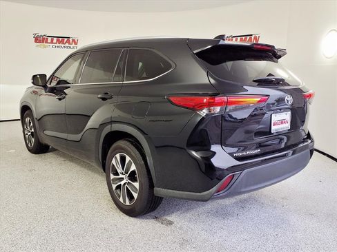 Used 2022 Toyota Highlander XLE image 2