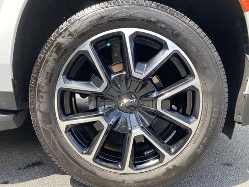 Used 2022 Chevrolet Tahoe RST w/ Luxury Package AWD/4WD image 13