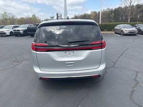 Used 2024 Chrysler Pacifica Touring-L image 7