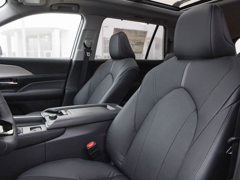 New 2026 Toyota Grand Highlander Platinum image 9