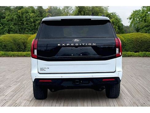 Certified 2025 Ford Expedition Active image 5