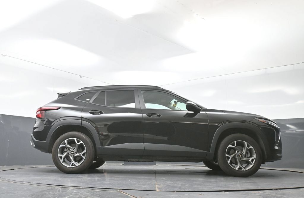 Used 2025 Chevrolet Trax LT FWD image 51