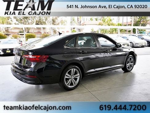 Used 2024 Volkswagen Jetta SE image 8