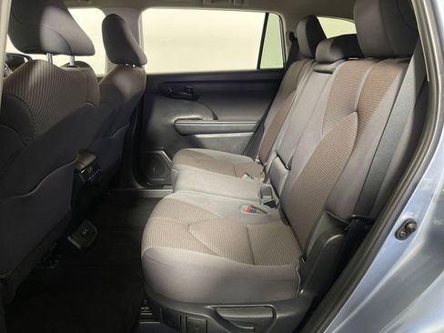 Used 2022 Toyota Highlander LE FWD image 13