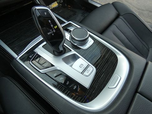 Used 2022 BMW 745e xDrive image 63