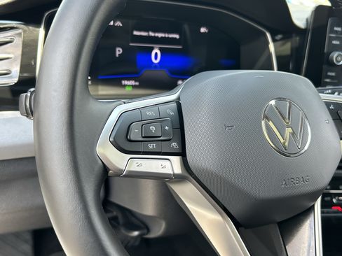Used 2025 Volkswagen Jetta SE FWD image 28