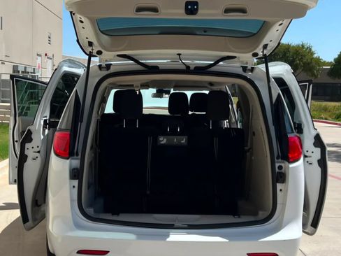 Used 2020 Chrysler Voyager L FWD image 11
