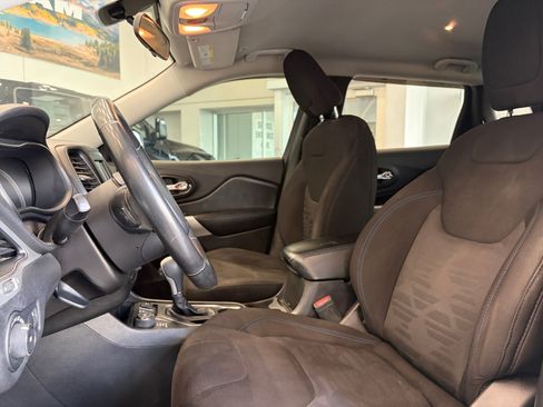 Used 2019 Jeep Cherokee Latitude AWD/4WD image 12