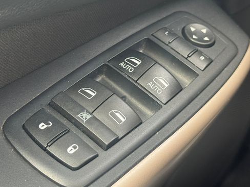 Used 2017 Jeep Cherokee Latitude w/ Safety/Convenience Group image 19