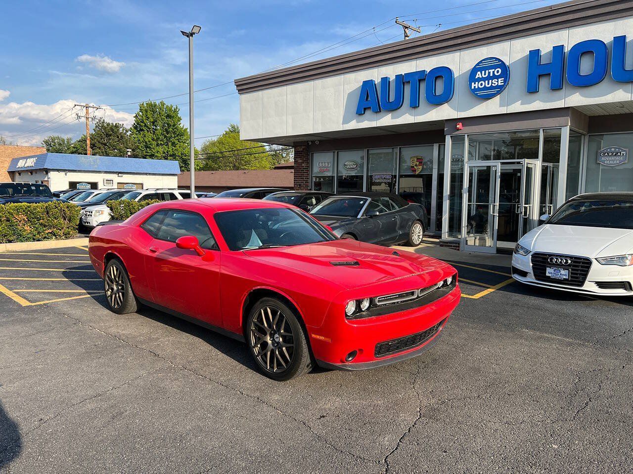 Used 2015 Dodge Challenger SXT RWD image 3
