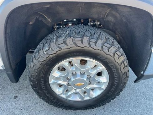 Used 2024 Chevrolet Silverado 2500 LT AWD/4WD image 19