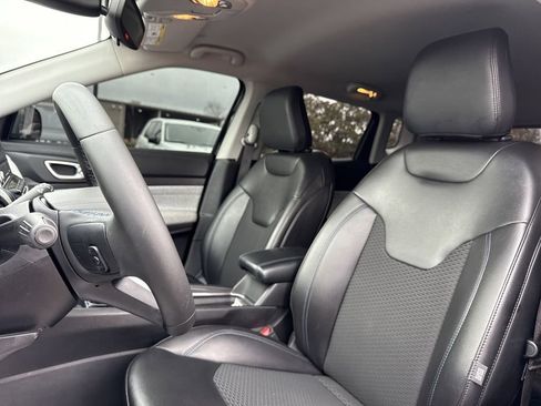 Used 2022 Jeep Compass Latitude image 12