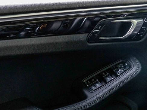 Used 2022 Porsche Macan image 16