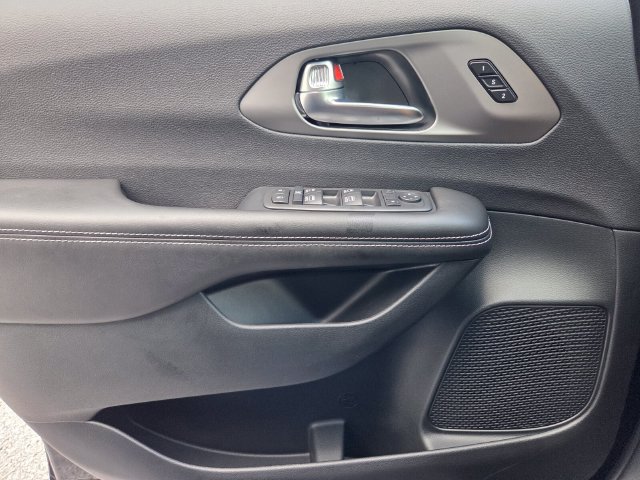 New 2027 Chrysler Pacifica Select FWD image 22