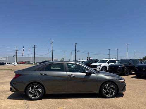 Used 2025 Hyundai Elantra SEL FWD image 26