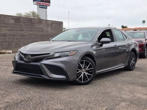 Used 2021 Toyota Camry SE image 1