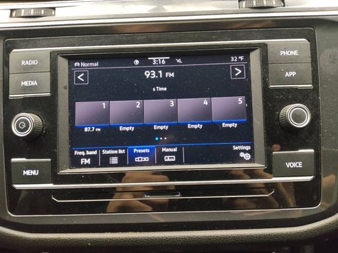 Used 2020 Volkswagen Tiguan S image 25