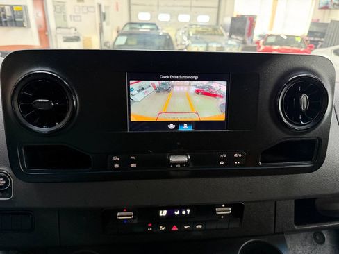 Used 2021 Mercedes-Benz Sprinter 2500 image 21