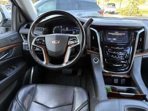 Used 2019 Cadillac Escalade ESV Premium Luxury image 23