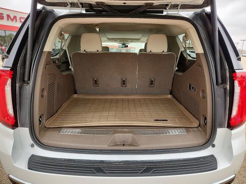 Used 2022 GMC Yukon XL Denali image 9