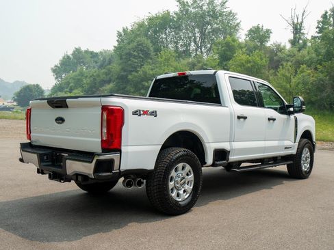 Used 2023 Ford F250 XLT AWD/4WD image 3
