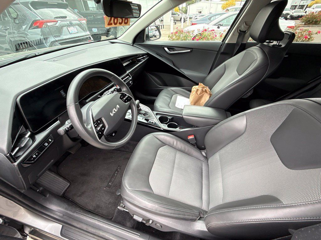Used 2023 Kia Niro EX FWD image 9