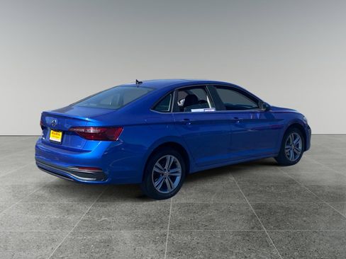 Used 2024 Volkswagen Jetta SE FWD image 5