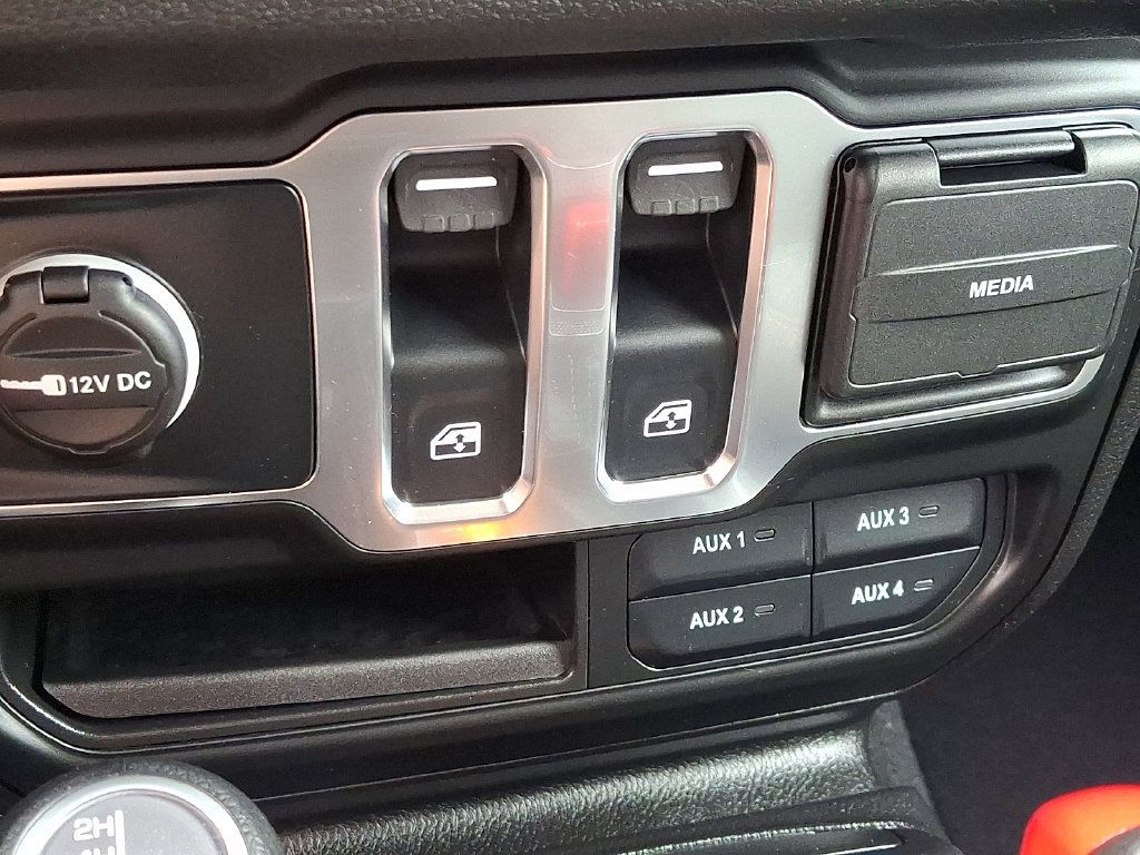 Used 2025 Jeep Wrangler Sport AWD/4WD image 18