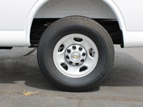 Used 2025 Chevrolet Express 3500 Extended w/ Driver Convenience Package RWD image 38