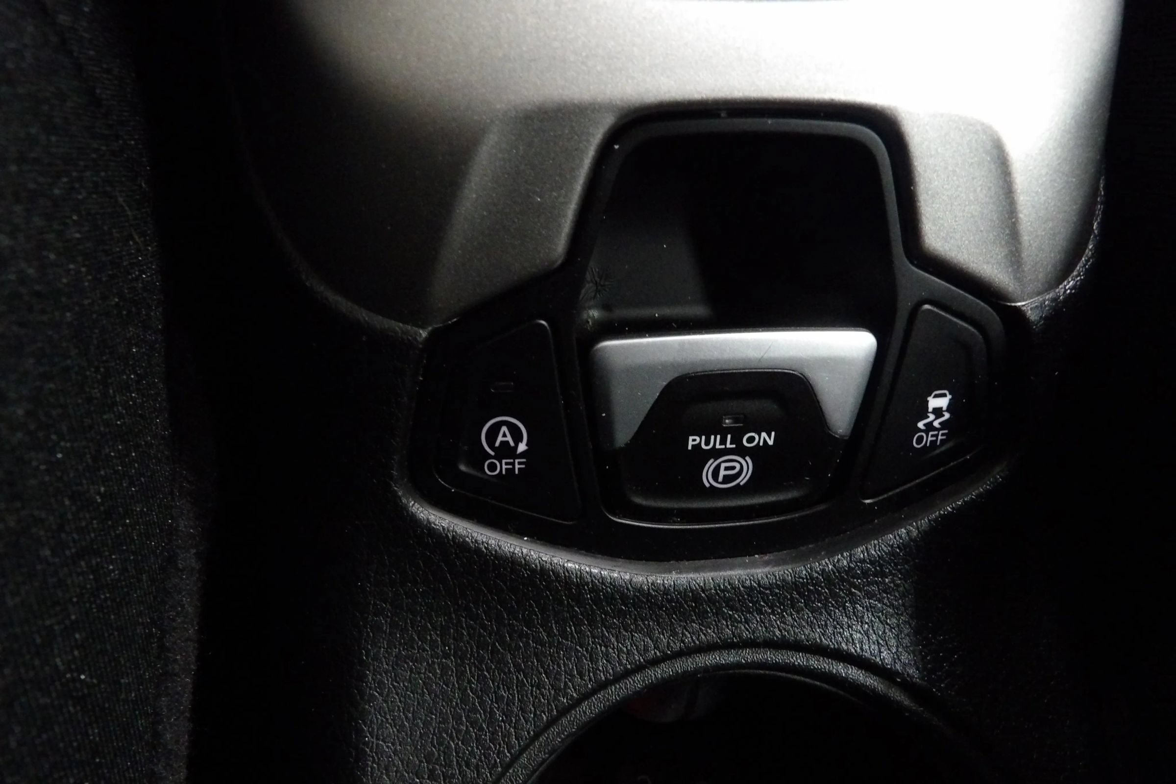 Used 2018 Jeep Compass Latitude w/ Cold Weather Group FWD image 15