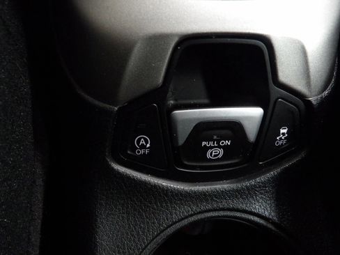 Used 2018 Jeep Compass Latitude w/ Cold Weather Group FWD image 15