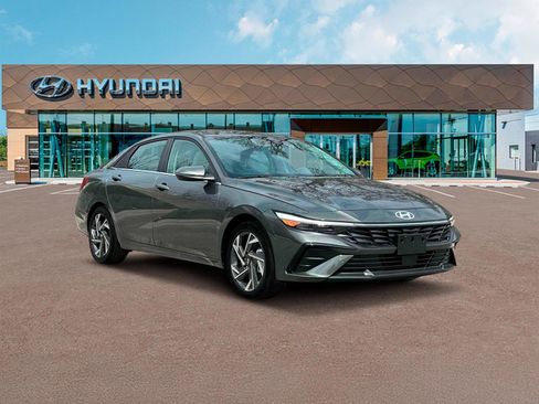 Used 2025 Hyundai Elantra Limited FWD image 11