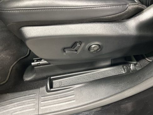 Used 2025 Chrysler Pacifica Select FWD image 12