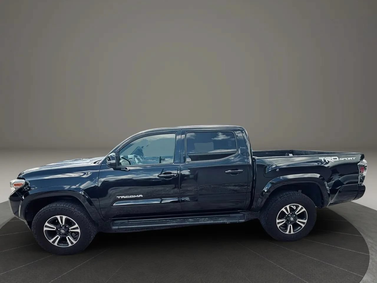 Used 2018 Toyota Tacoma TRD Sport RWD image 2