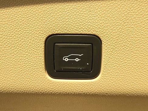 Used 2021 Cadillac Escalade Premium Luxury w/ Performance Package image 6