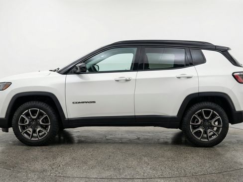 Used 2025 Jeep Compass Trailhawk AWD/4WD image 5